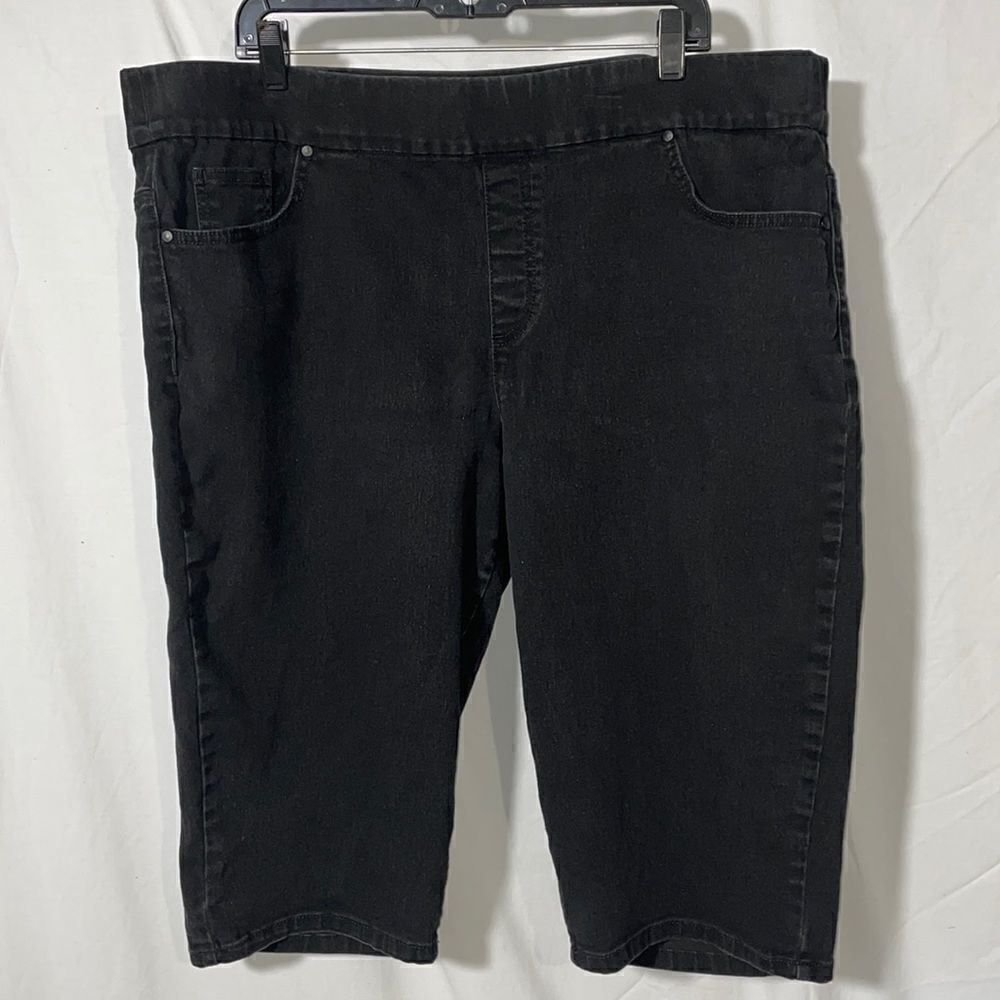 Gloria Vanderbilt black jean shorts